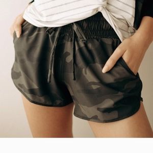 ALBION Fit Camo Print Green Shorts Athleisure Workout Women’s Size Medium Fall